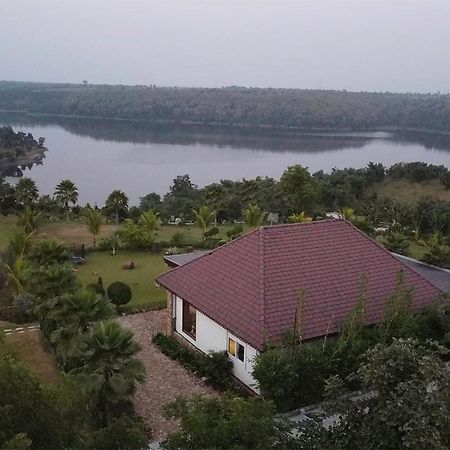 Stayvista'S Lakeside Whispers - Lake & Mountain-View Villa With Lawn & Indoor-Outdoor Games Нагпур Экстерьер фото