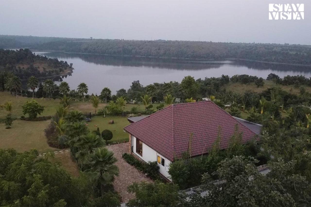 Stayvista'S Lakeside Whispers - Lake & Mountain-View Villa With Lawn & Indoor-Outdoor Games Нагпур Экстерьер фото