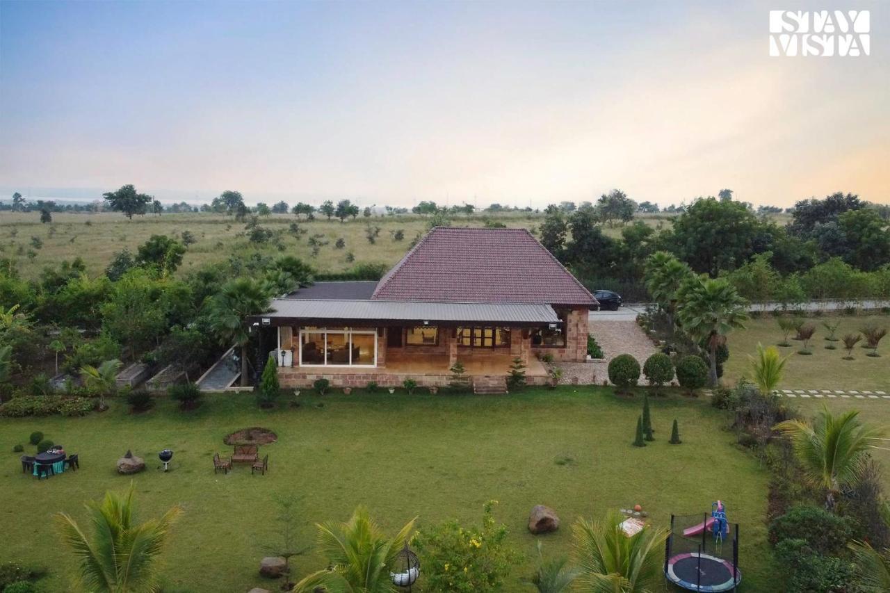 Stayvista'S Lakeside Whispers - Lake & Mountain-View Villa With Lawn & Indoor-Outdoor Games Нагпур Экстерьер фото